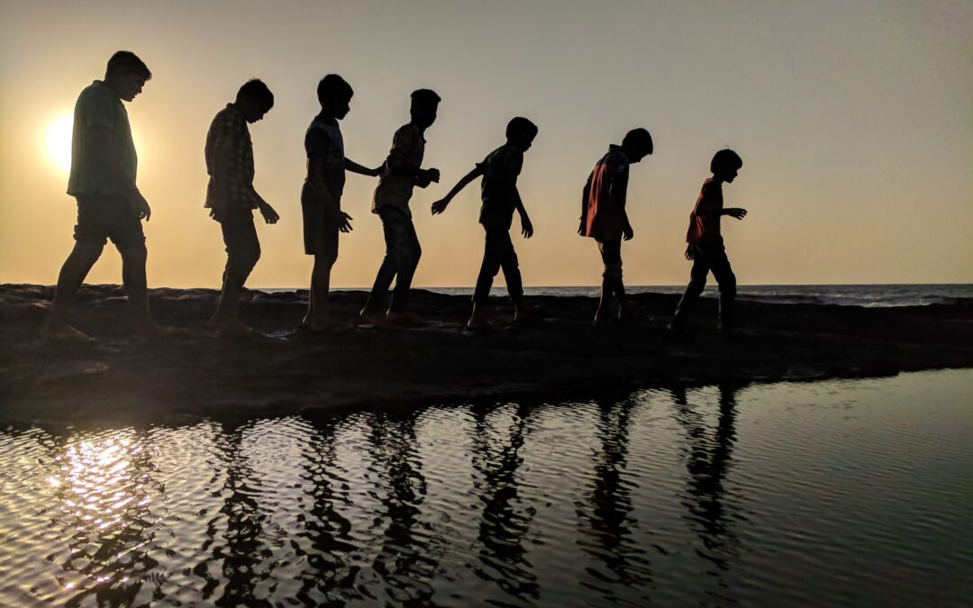 backlit-beach-children-939700