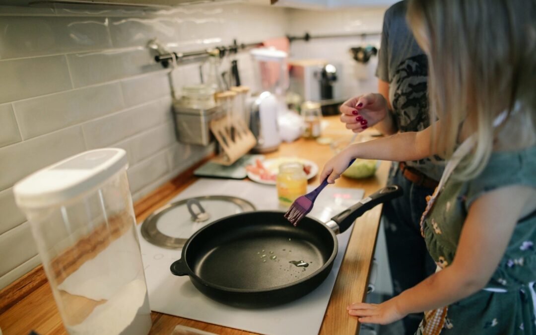 little-girl-cooking-1684032