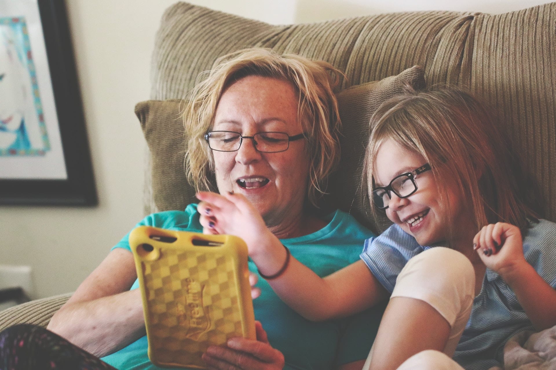 Madre e hija usando una tableta juntas